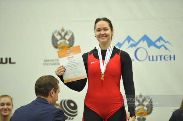 Первая на помосте и первая в истории. Дарья Рябова выиграла юниорское первенство России по тяжёлой атлетике